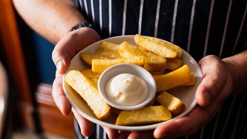 Hero-shot-chef-with-a-bowl-of-hand-cut-chips-2-1536x1024.jpg